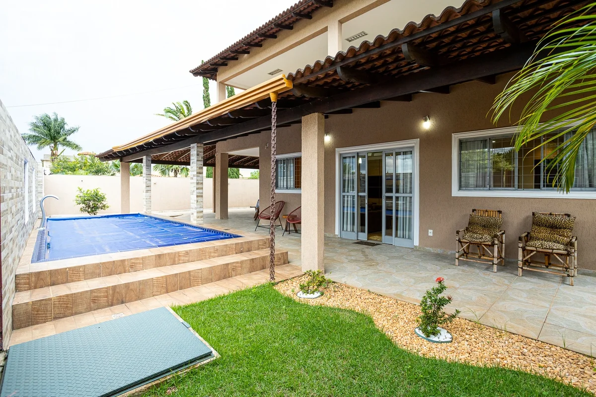 CASA - com área construída de 415m² e 5 quartos com 5 suítes; Características pr...
