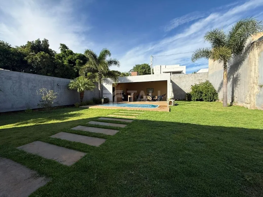 CASA REFORMADA EM CONDOMÍNIO FECHADO - ARNIQUEIRAS Conforto, sofisticação e laze...