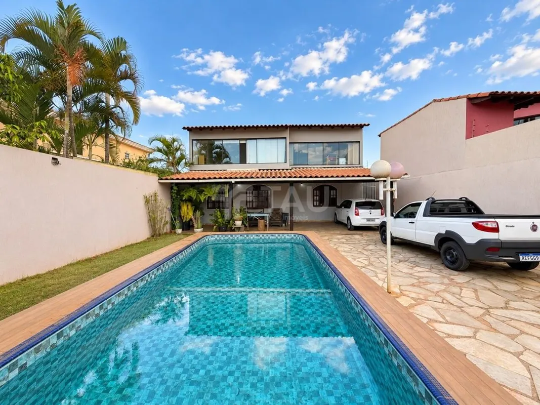  Casa espaçosa em condomínio fechado com piscina!Excelente oportunidade para que...