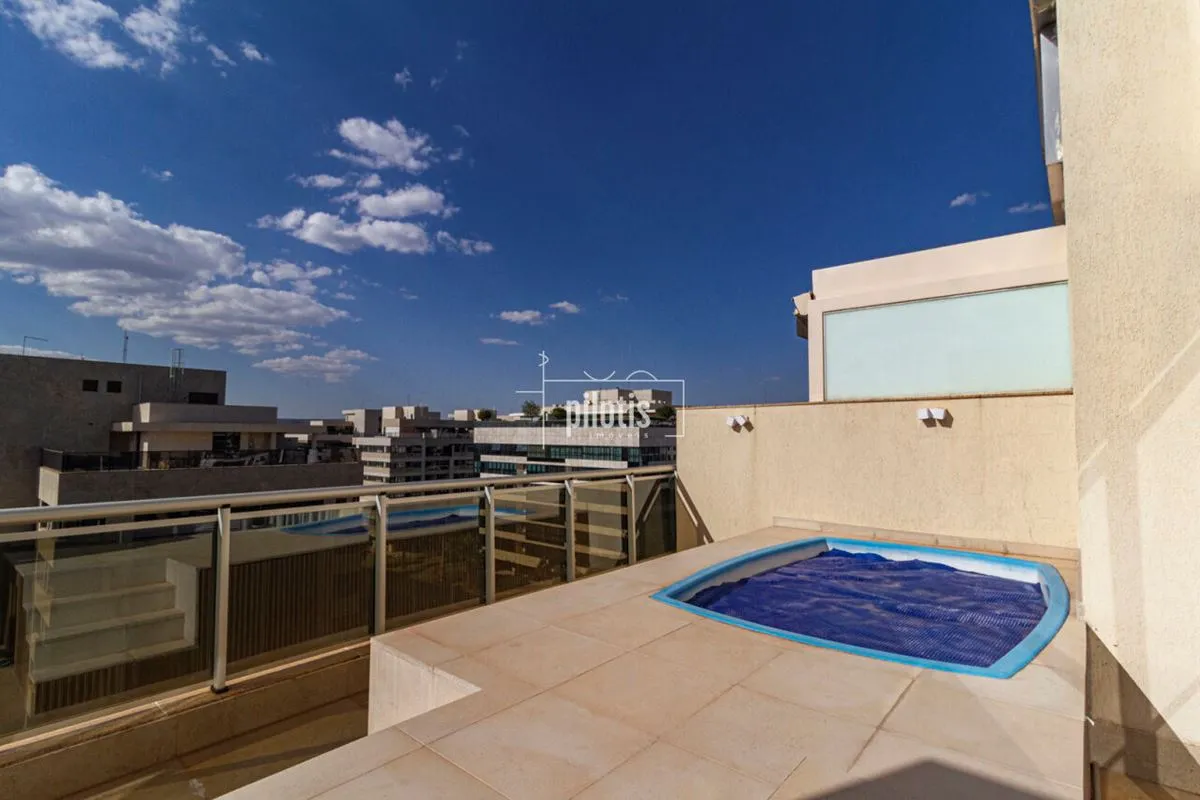 Trata-se de cobertura duplex com aproximadamente 176 m² de área privativa,distri...