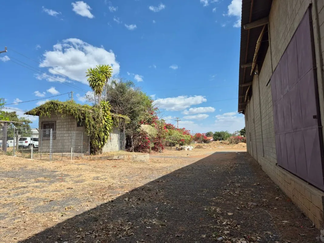  Comentários do corretor: Galpão 1600m de área construída. Área de 8.000m2. A 3 ...