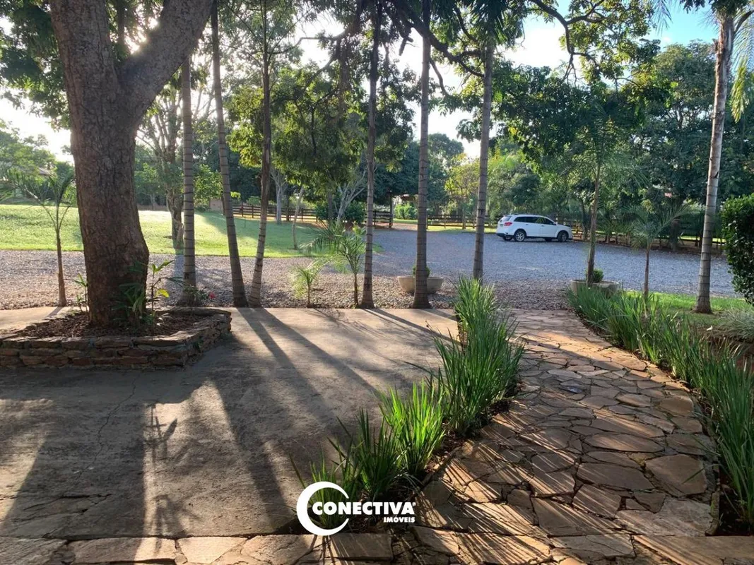  Comentários do corretor: Chácara com 1.207m2 de terreno, casa com 200m2, 3 suít...