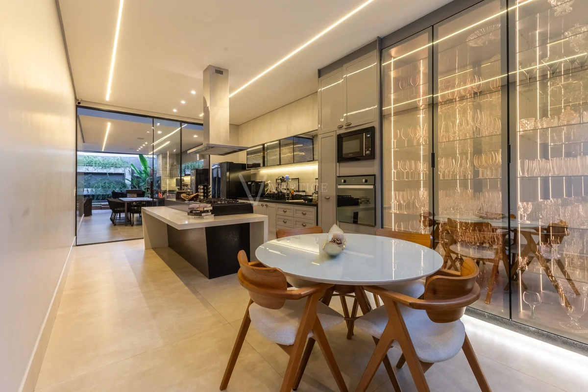 RUA 12 - 3 SUÍTES | PORTEIRA FECHADA | 400M | PISCINA AQUECIDA E SAUNACondomínio...