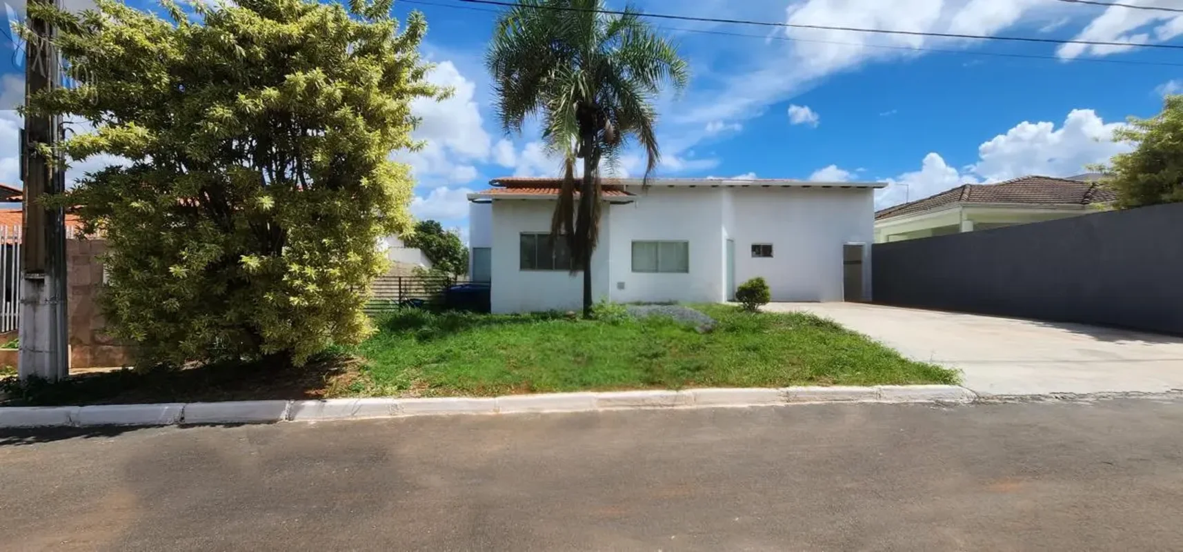 Imagine morar em uma casa exclusiva no Condomínio Arniqueiras, localizado na SHA...