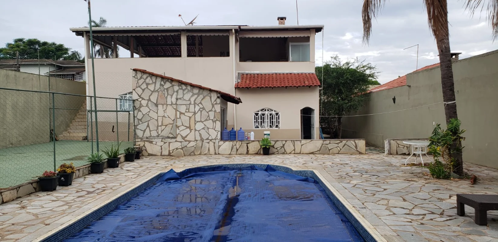 SOBRADO REFORMADO À VENDA EM VICENTE PIRES | RUA 4, 4 SUÍTES, PISCINA E LOTE DE ...