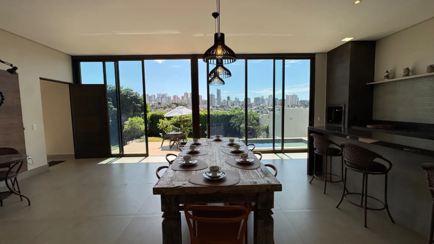 Uma casa de 910 m², com piscina aquecida, energia fotovoltaica e uma vista que f...