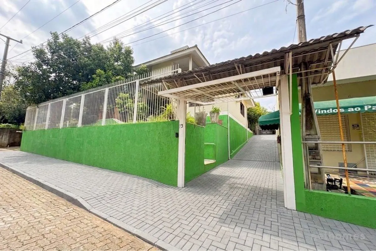 Residência ampla, completa e com excelente estrutura para morar, receber e inves...
