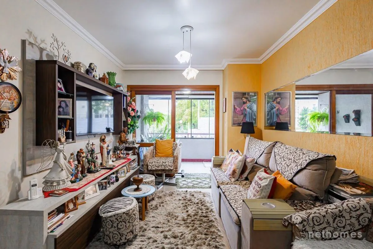 Apartamento reformado e pronto para uso em Santo Antônio, Porto Alegre, RS. Este...