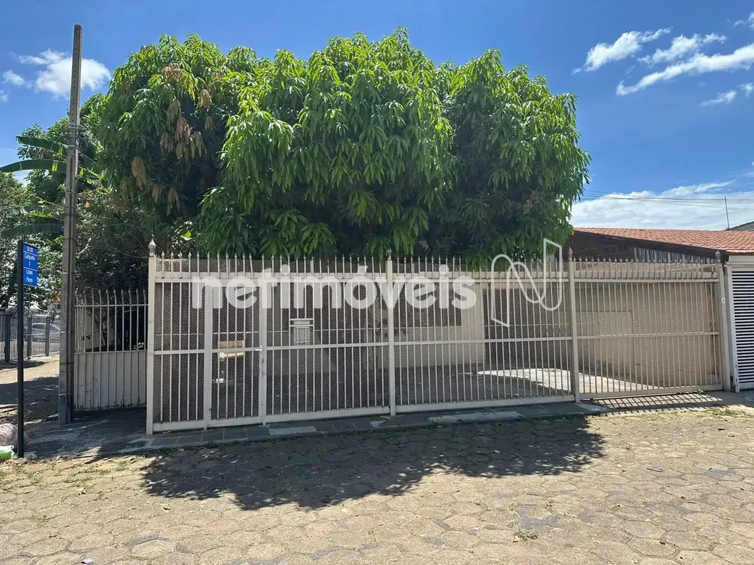 Casa térrea de esquina, em lote de 200 m², na QI 02, Conjunto F, Guará I. Locali...