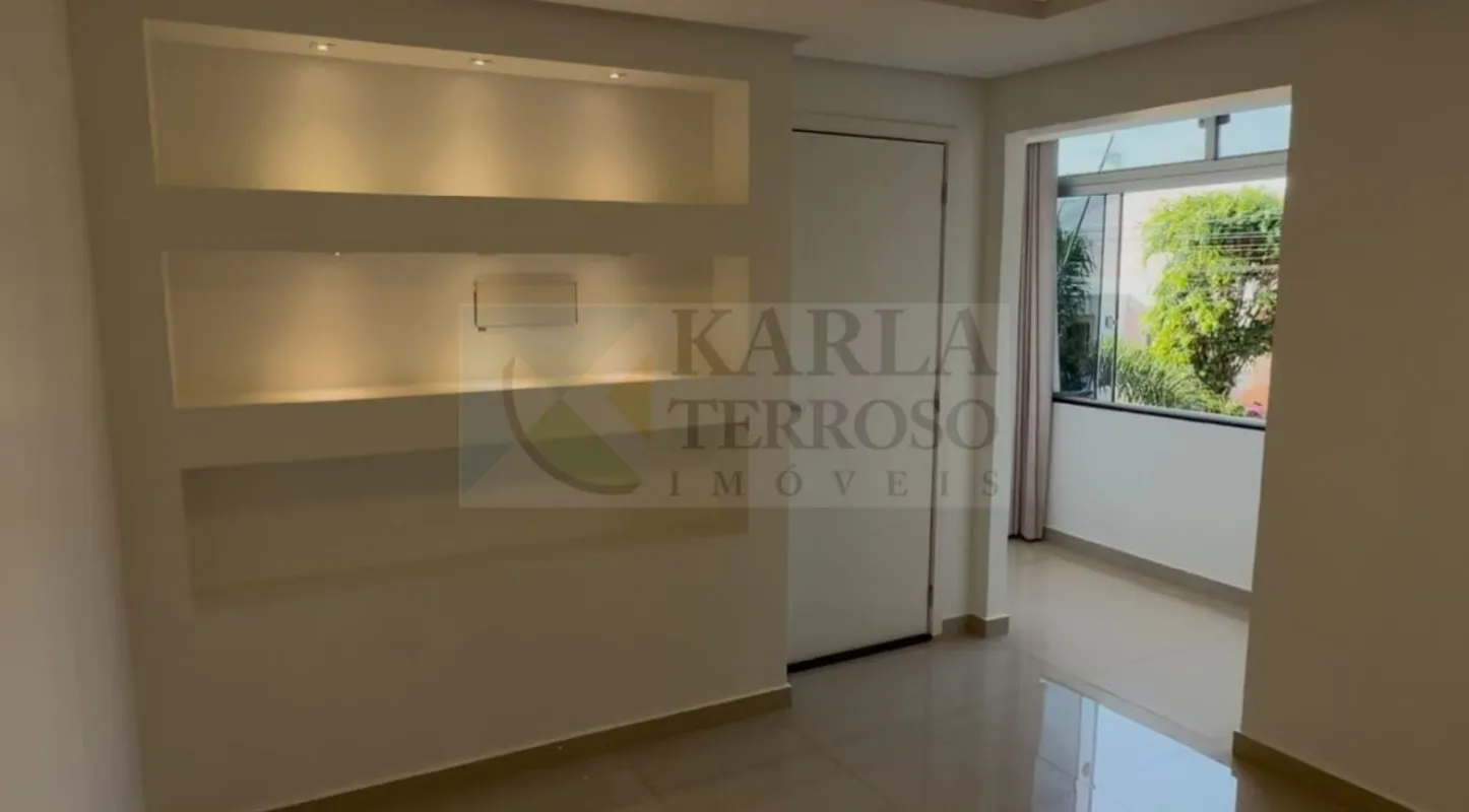 - 1º andar;- Sala em piso porcelanato, varanda fechada em vidro;- Sanca de gesso...