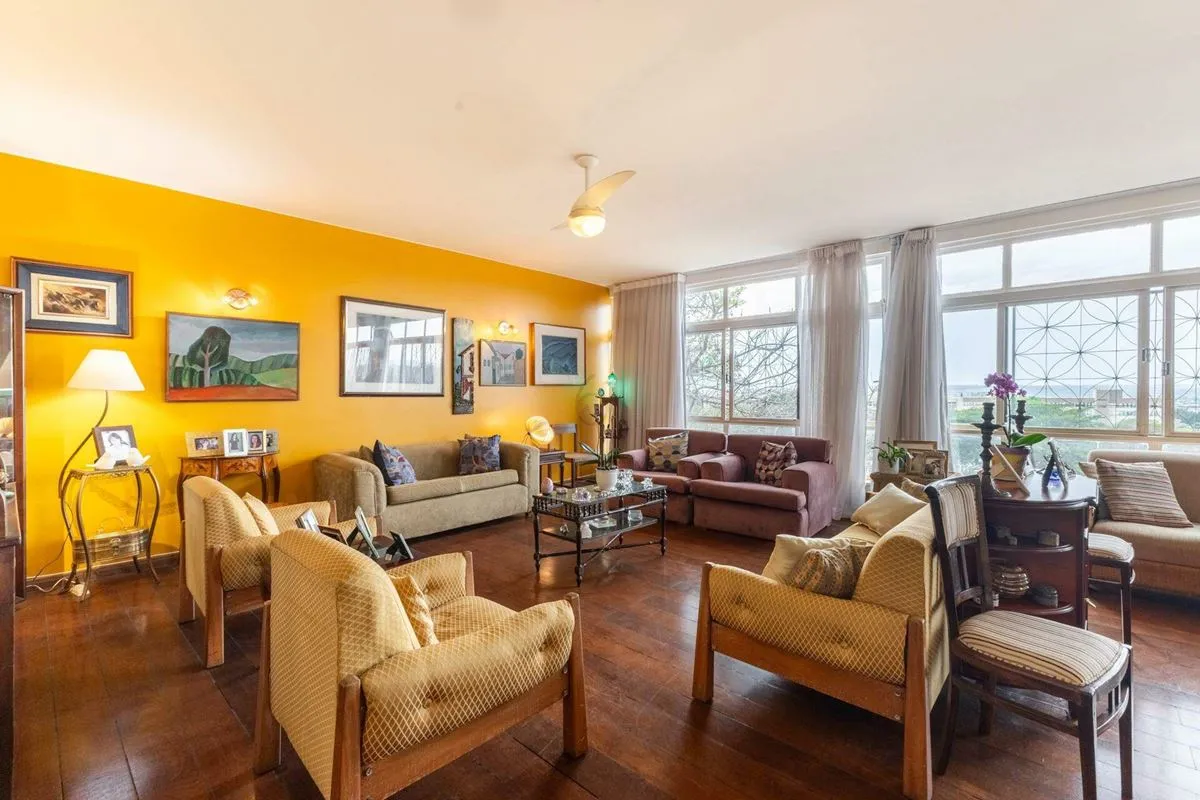 Um apartamento raro, com espaço, localização e uma planta que permite criar um p...