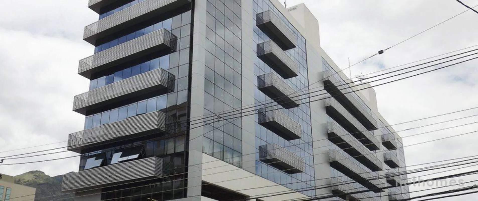 Empreendimento Comercial, composto por três lojas com Jirau e áreas a partir de ...