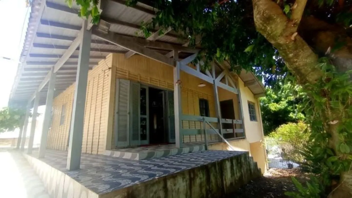 Casa Mista com Piscina.Sala: ampla e acolhedora, ideal para momentos de relaxame...