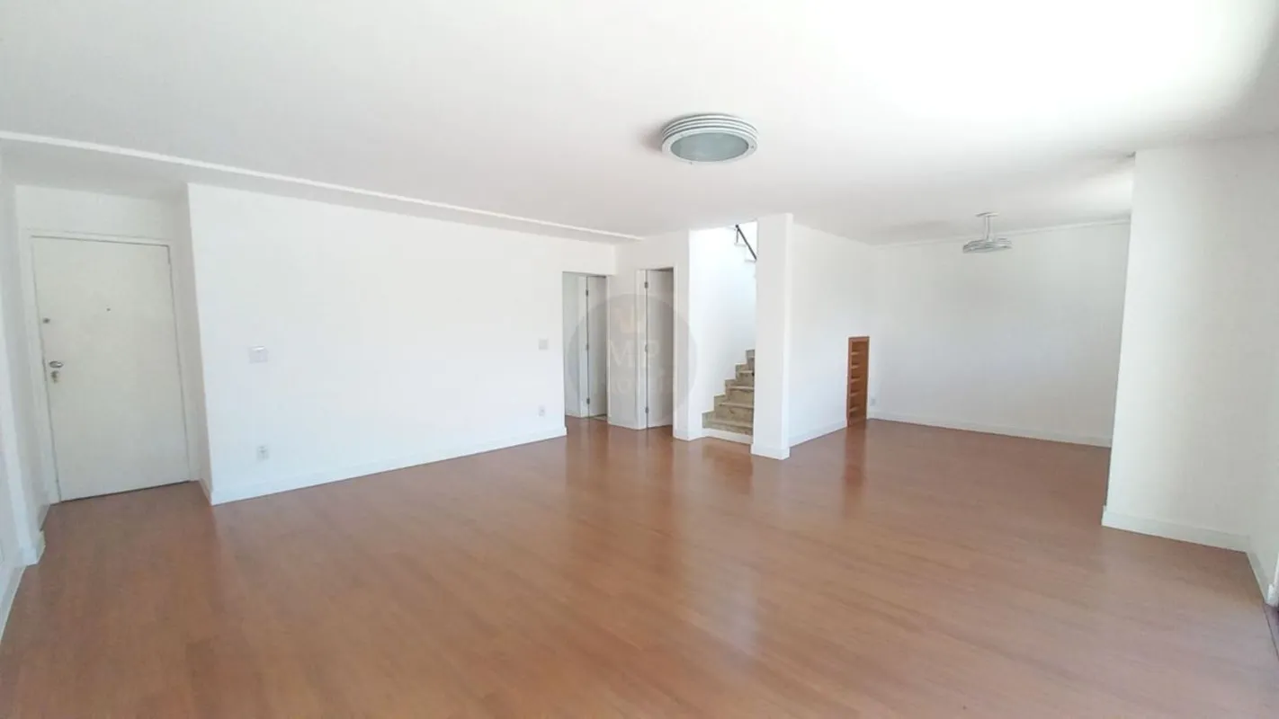 Cobertura duplex reformada no Recreio, contendo amplo terraço com piscina, churr...
