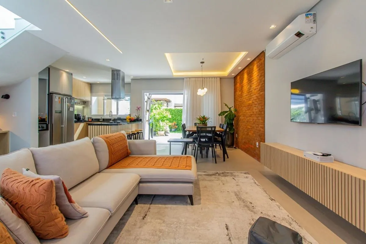 Esta casa foi projetada para quem valoriza bom gosto e qualidade de vida. Com um...