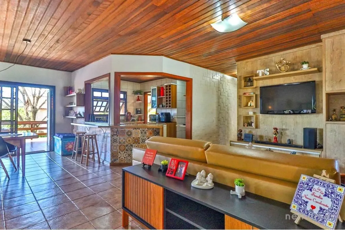 Casa à venda no bairro Hípica com 165 m2 de área privativa em terreno de 492 m2....