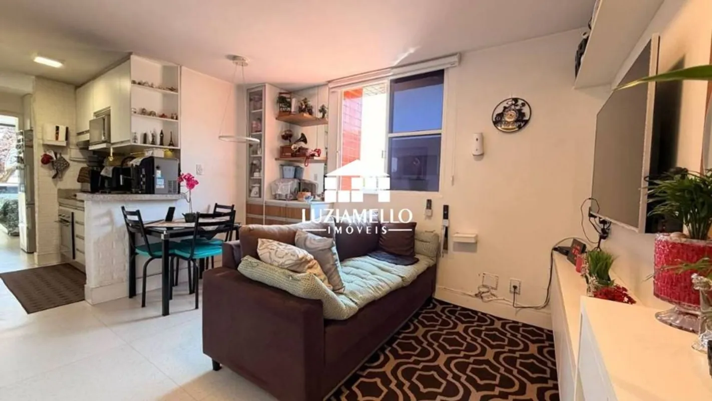 Ampla Kitnet de Canto clara e muito bem ventilada, prédio misto (residencial e c...