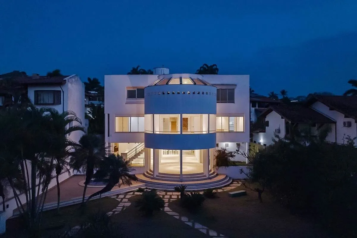 Uma obra de arquitetura. Um endereço para a vida.Há casas que simplesmente abrig...