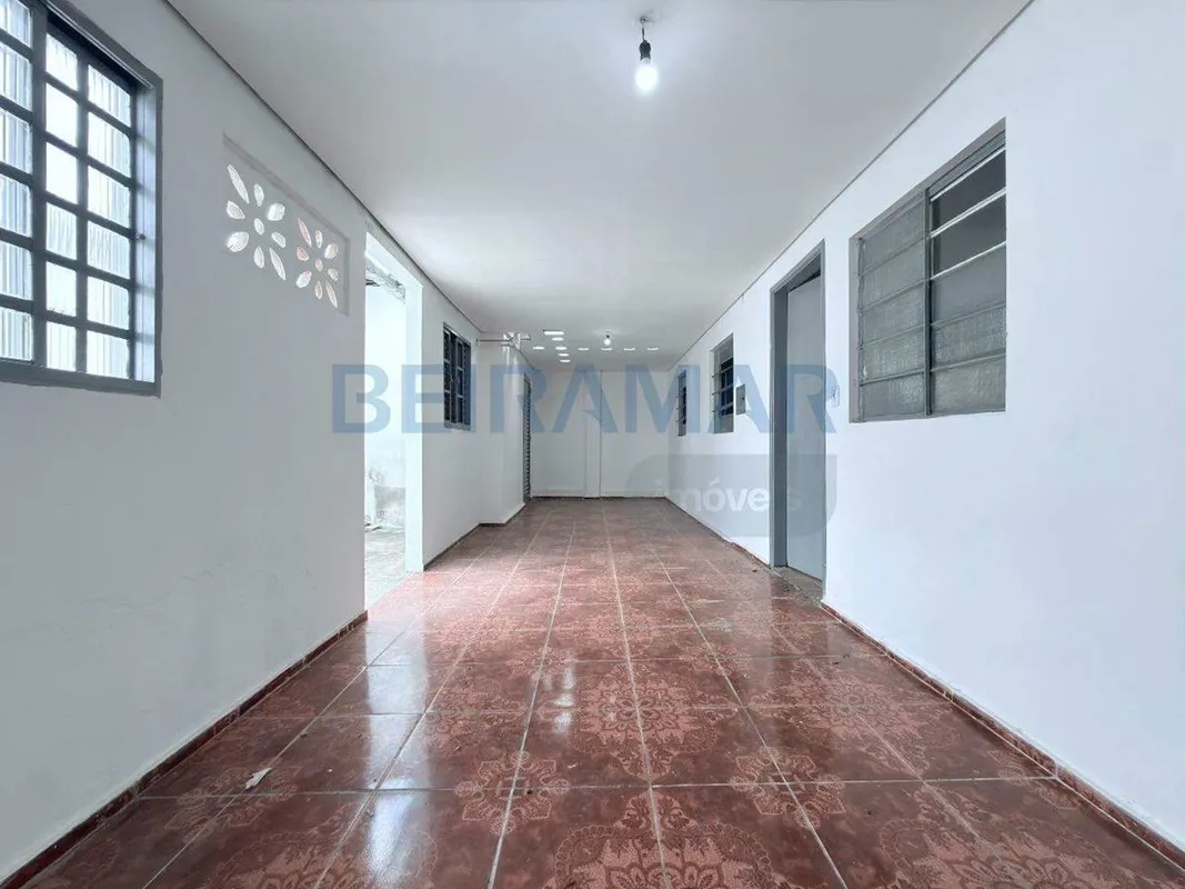 Casa com entrada independente, oferecendo ambientes amplos e funcionais, ideal p...