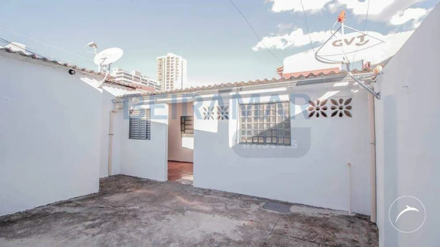 Casa com entrada independente, oferecendo ambientes amplos e funcionais, ideal p...