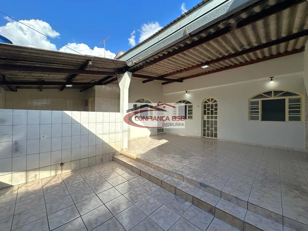 EXCELENTE CASA DE FUNDOS PARA LOCAÇÃO EM TAGUATINGA NORTELocalizada na QNG 45, e...