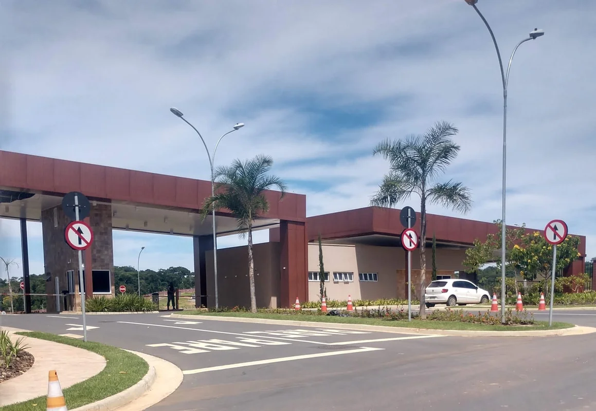 Lote Residencial no Jardins Bolonha, com 300 metros quadrados, Semi plano, com p...