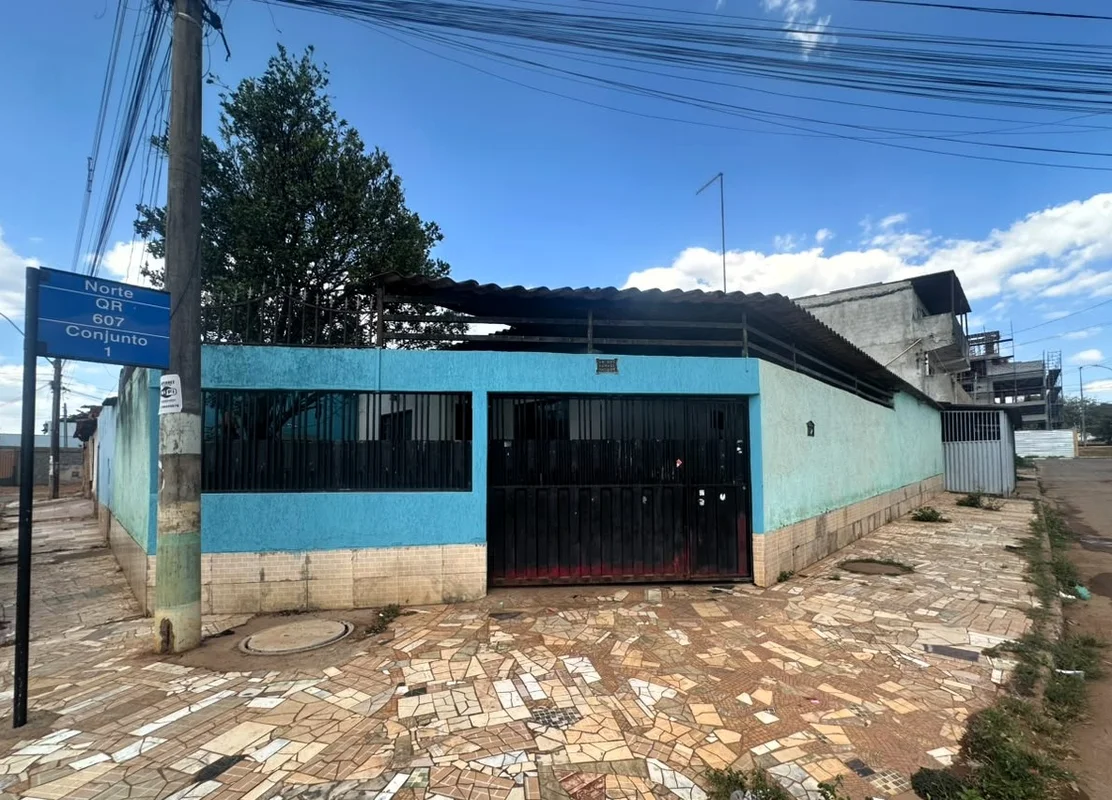 CASA À VENDA NA QR 607 – SAMAMBAIA NORTEDescubra o conforto e a amplitude desta ...