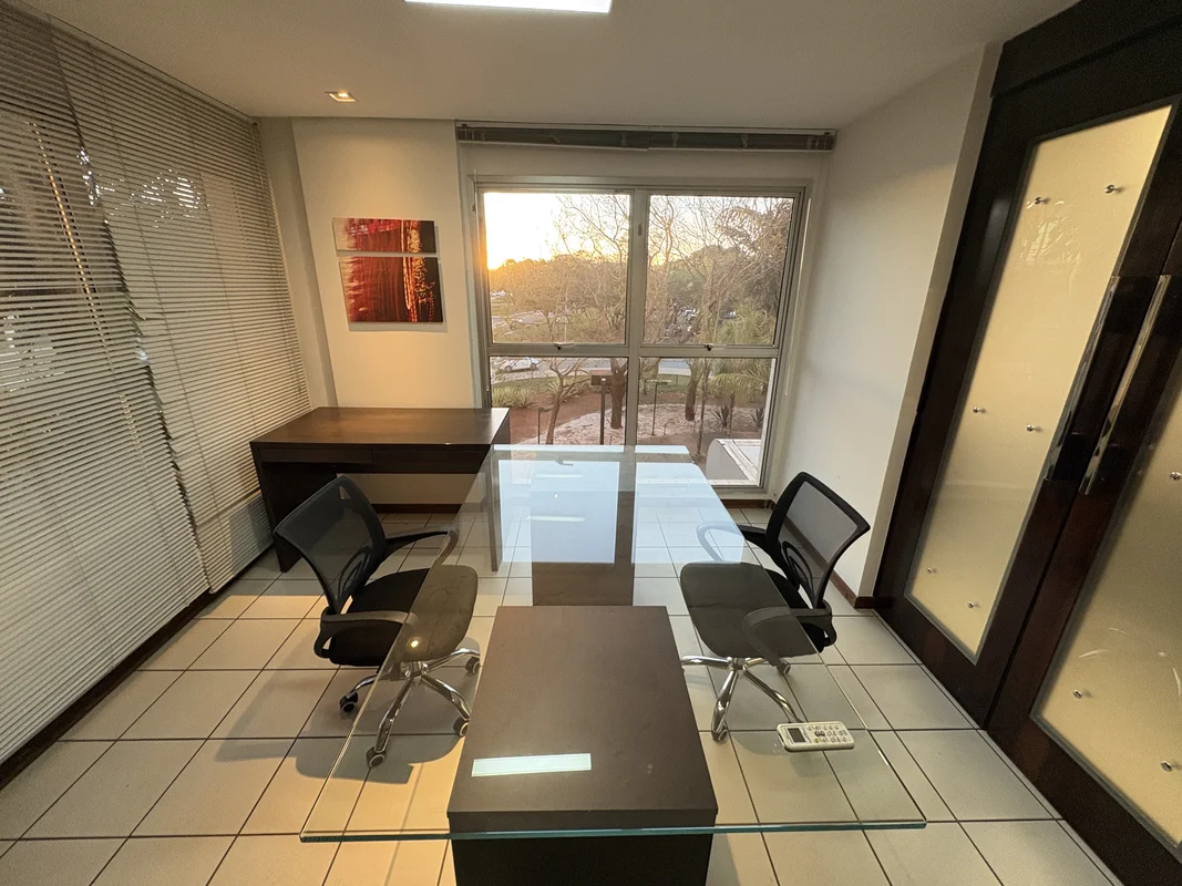 Escritório montado com 60 m², unidade de canto e com vista livre.Excelente escri...