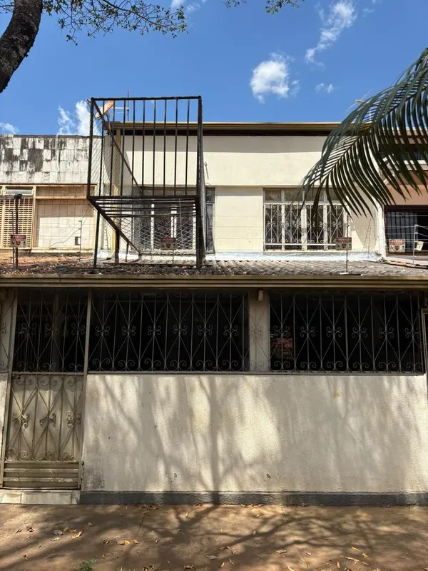  Casa com 3 pavimentos ( DE FRENTE PARA W3 SUL)Com  3/quartos (1 Suíte)Banheiro ...