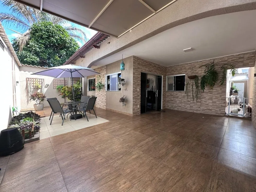 Excelente casa em condomínio fechado, muito bem localizada, construída com quali...