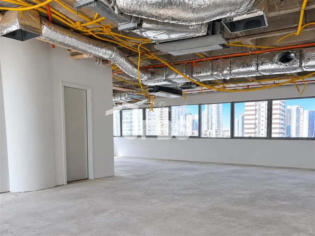 COD U-0035682 - Sala comercial epsçaosa em posição privilegiada no Orion Busines...