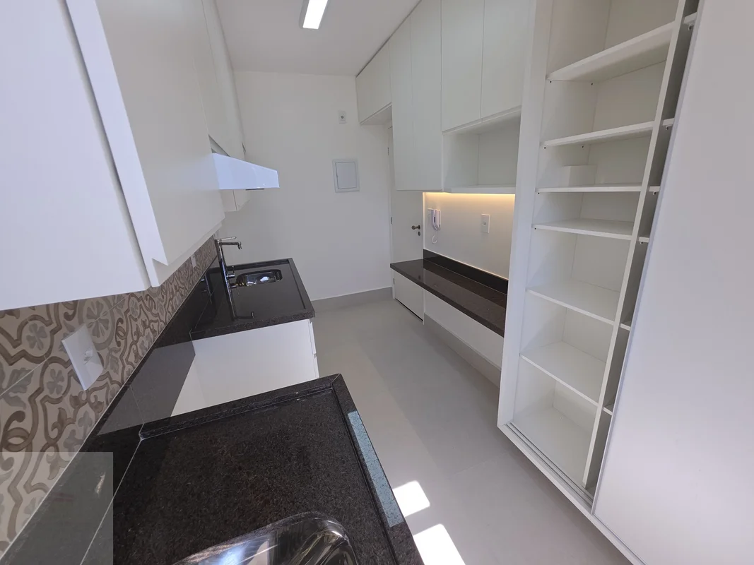 - Reformado - Luxo - Vazado; - Sala com varanda incorporada vista para área verd...