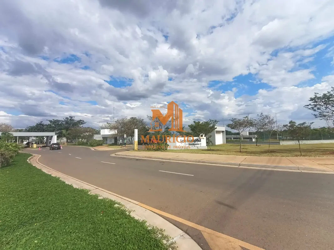 Lote Nascente com 300,44m² no Condomínio Terras Alpha 2 – Senador CanedoDescriçã...
