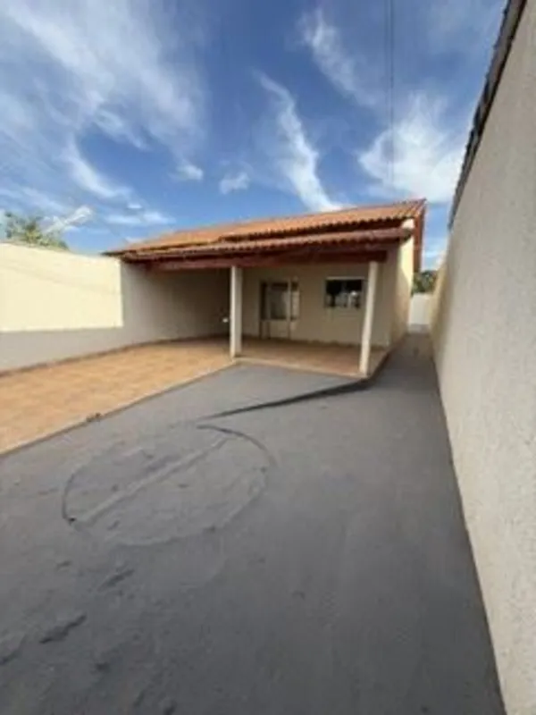 CASA A VENDA EM GUAPÓ PRÓXIMA AO FÓRUM Excelente oportunidade em Guapó, em ótima...