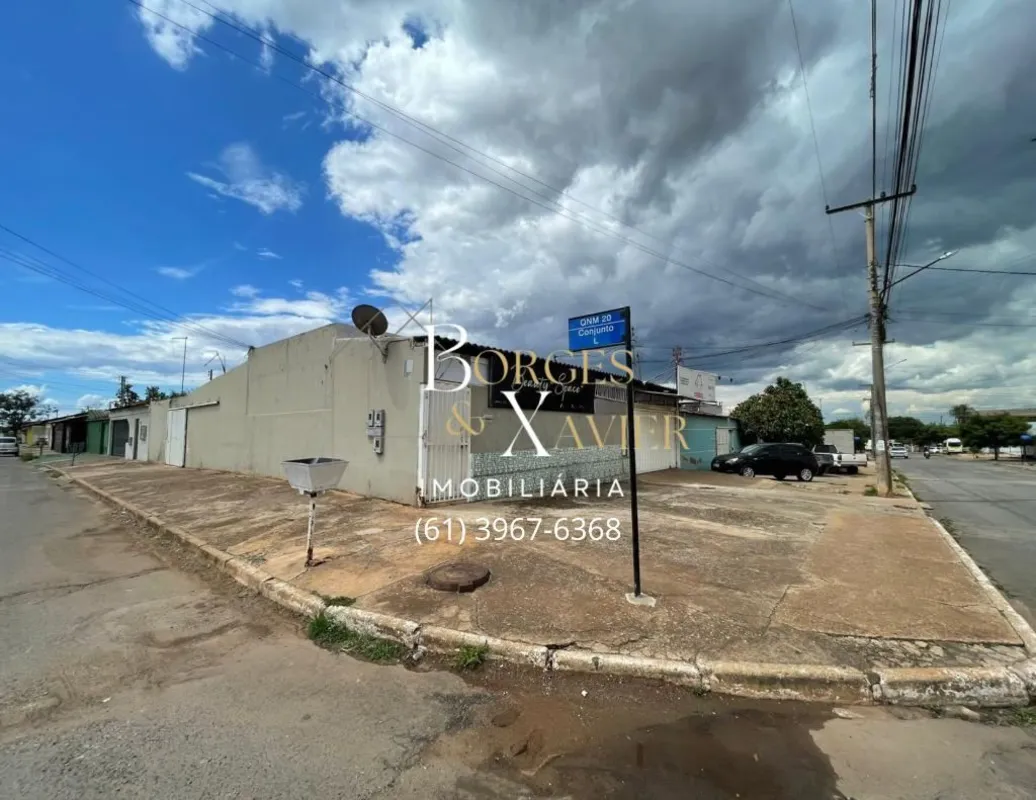 Casa com localização de fácil acesso, entre as duas quadras da QNM 20, composta ...