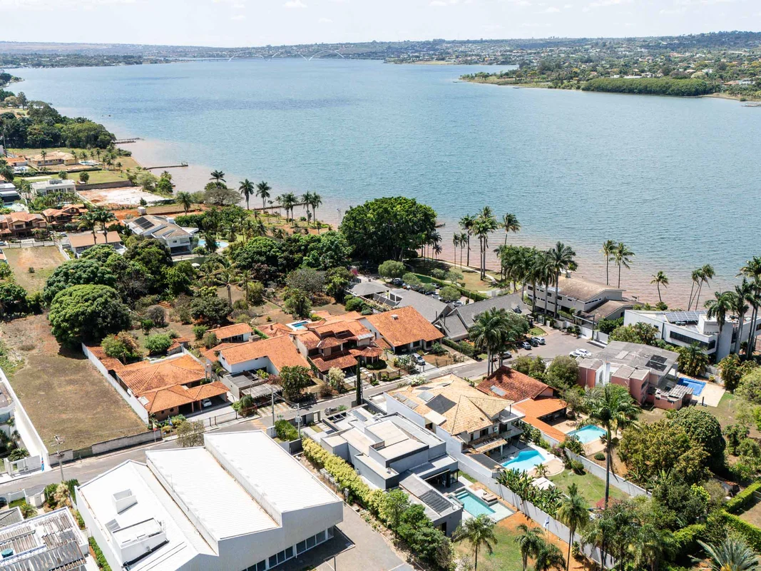 Casa 750m2 no estilo colonial com projeto assinado por Denise Zuba. Composta por...