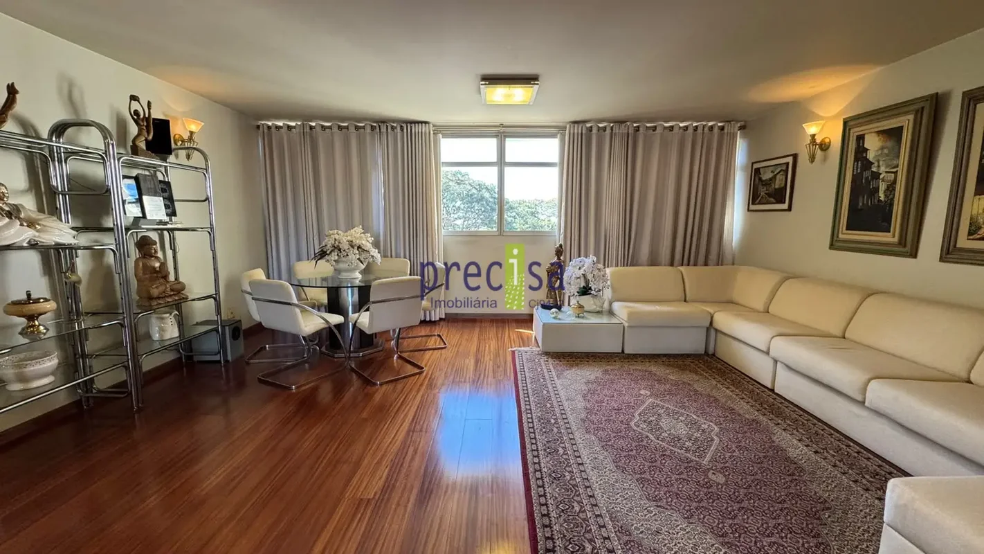 Descubra um apartamento de alto padrão na localização privilegiada da Asa Sul, e...