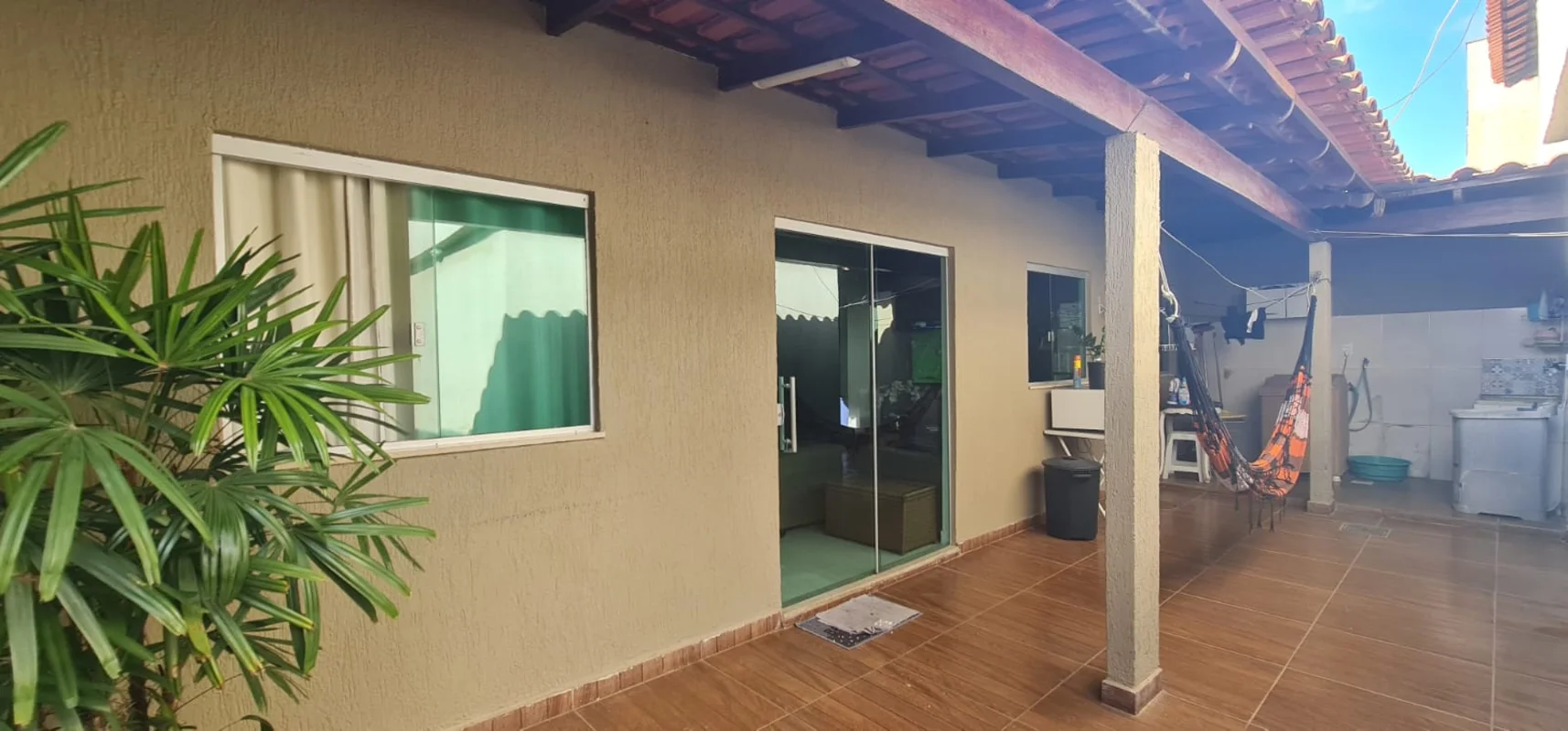 2 casas de 3 qtos uma na LAJE e outra forrada seminova Ideal para família grande...