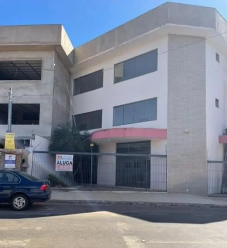 Prédio comercial medindo aproximadamente 350m², com recepção e 10 salas com banh...