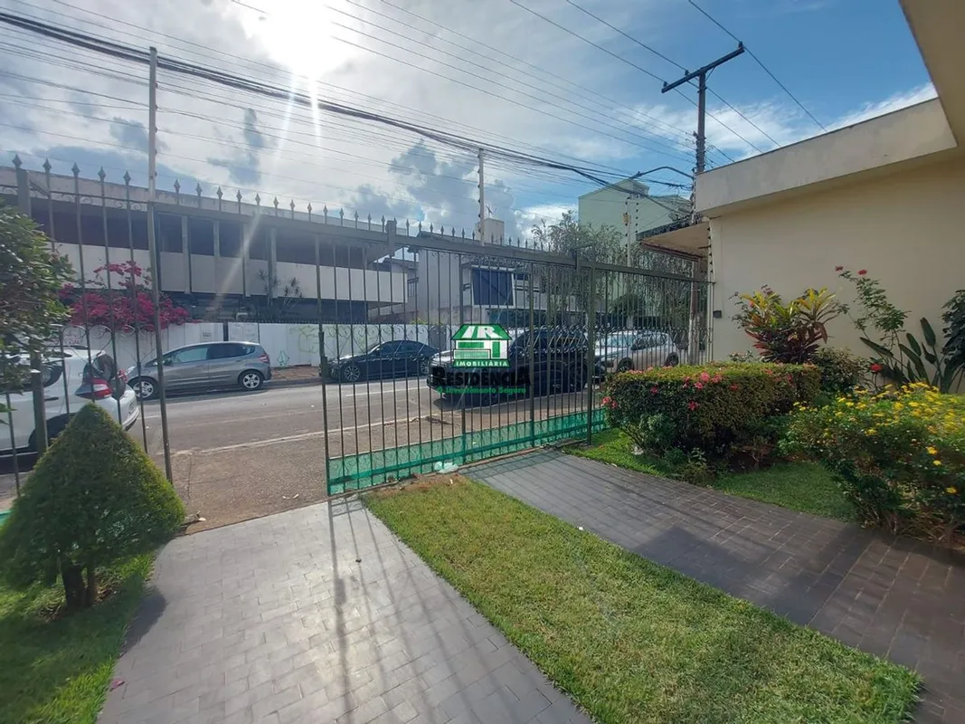 03 quartos;01 banheiro social;Sala ampla;Cozinha espaçosa;Área de serviço;Despen...