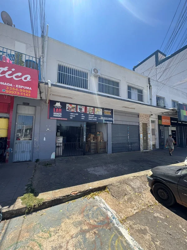 SUPERFÍCIES E MEDIDASTotal construído: 400 m²Frente: 10 mFundo: 20 mDESCRIÇÃOSe ...