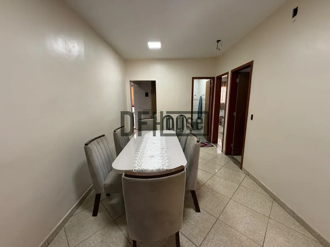 CASA NA QNM 21 - CEILÂNDIA SULCASA PRINCIPAL: com 5 quartos, sendo 1 quarto suít...