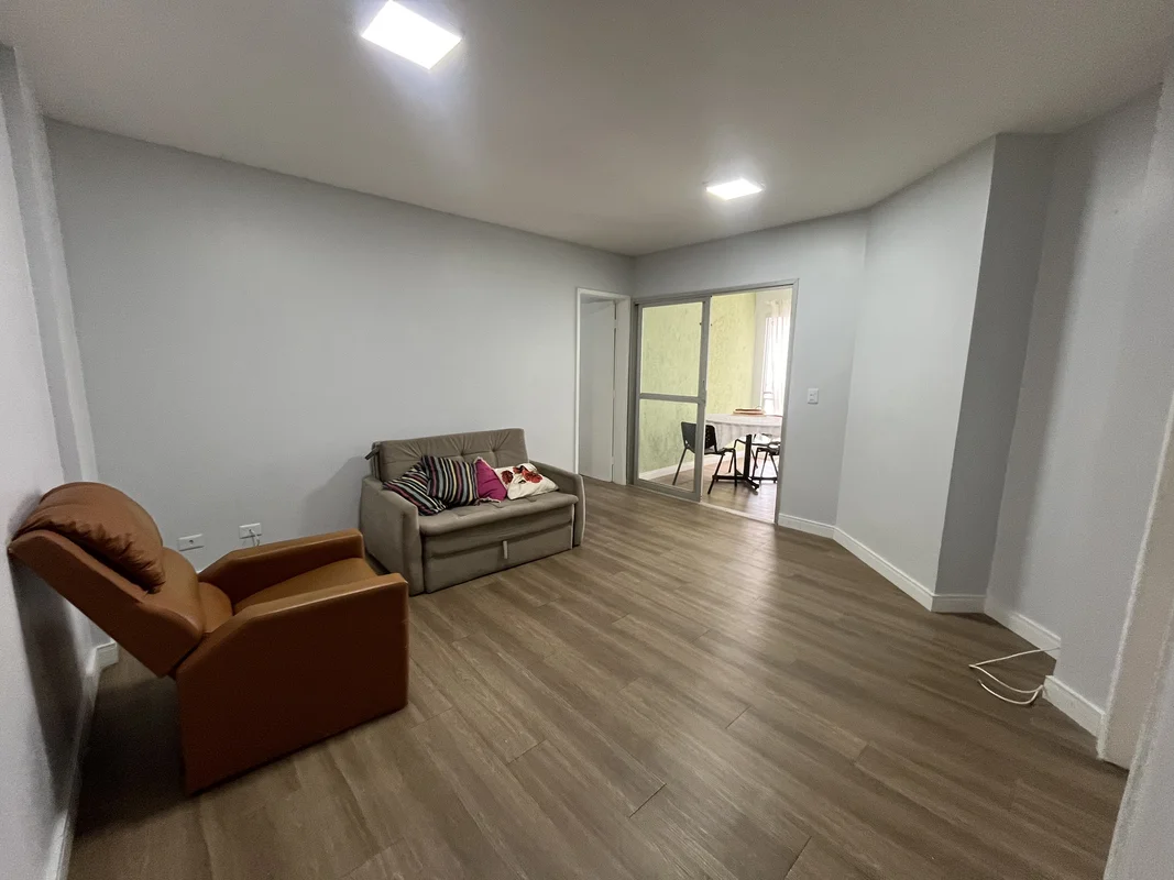 O imóvel conta com 3 quartos, sendo 1 suíte, 2 banheiros, sala de estar e jantar...