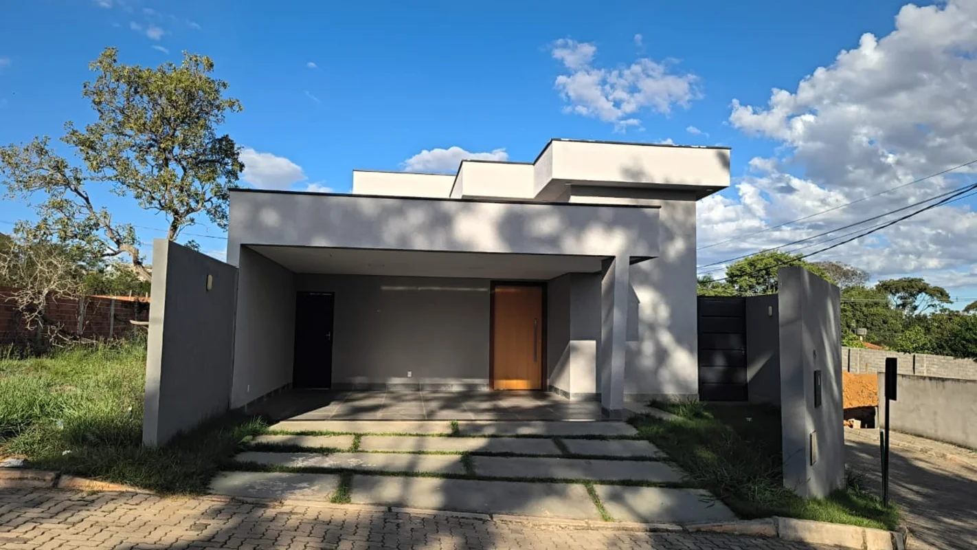 Maravilhosa casa com 03 suítes espaçosas ,sala com pé direito duplo,acabamentos ...