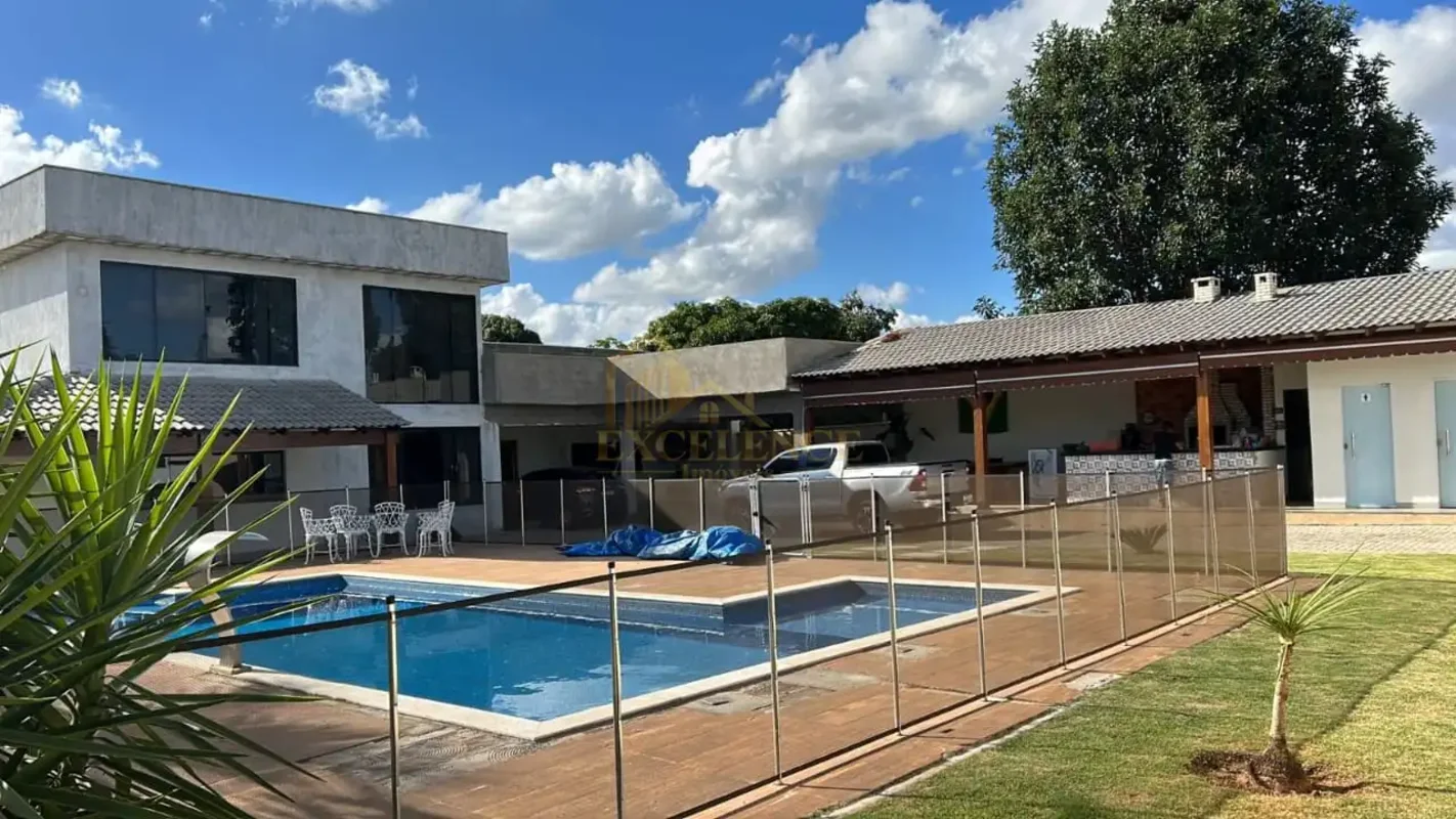 Excelente casa no Condomínio das Palmeiras;4 quartos sendo 3 suítes;Sala de jant...
