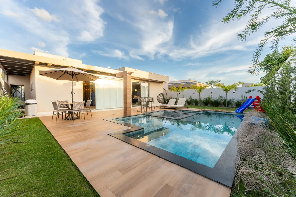 Casa com 4 suítes, mobiliada e com fino acabamento a venda com Porteira Fechada ...