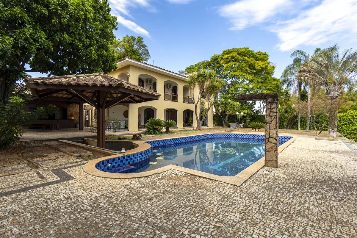 CASA EM CONDOMÍNIO NO SMDB – LAGO SUL | 752m² - 5 SUÍTES - 1 QUARTOExcelente res...