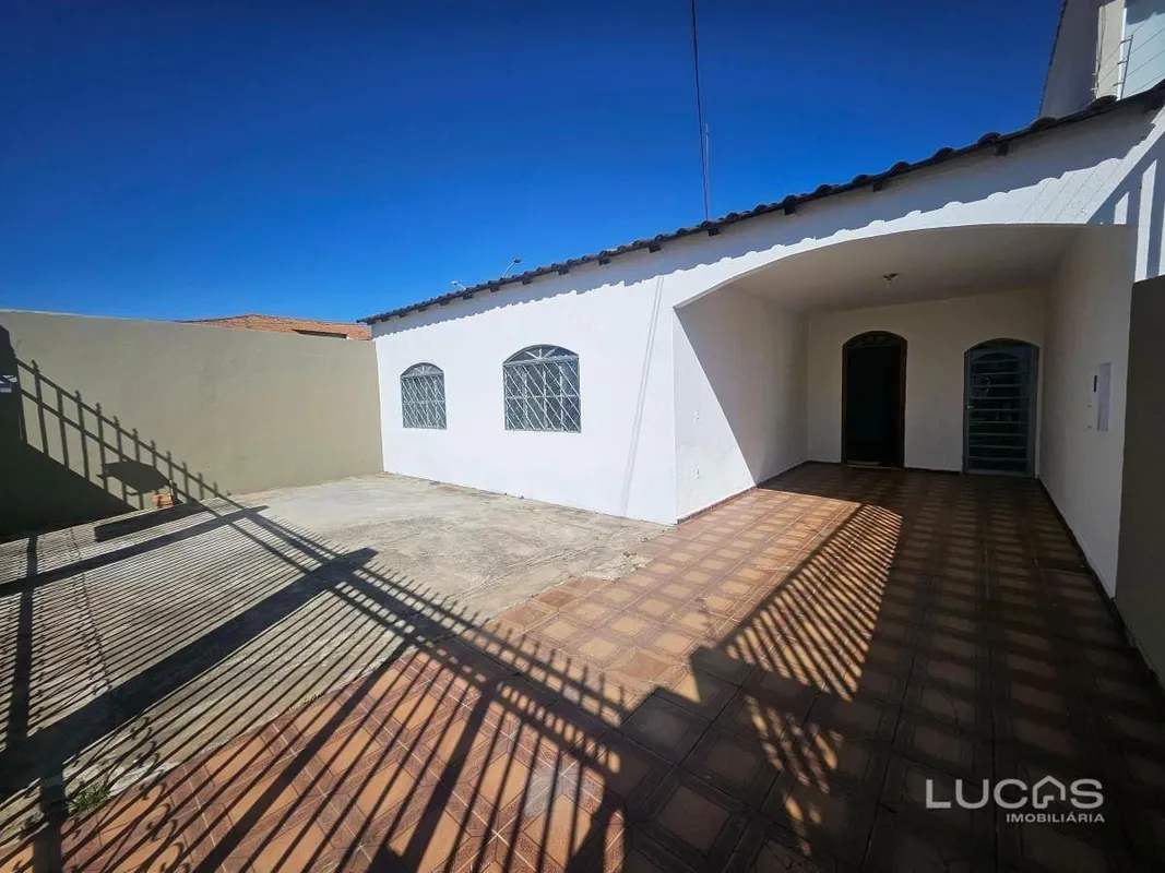 MORADIA + RENDA IMEDIATA EM UM ÚNICO IMÓVEL!Excelente casa de esquina, térrea e ...