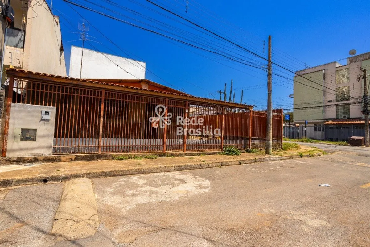 Casa térrea de esquina à venda na QE 09 do Guará | 4 quartos e excelente localiz...