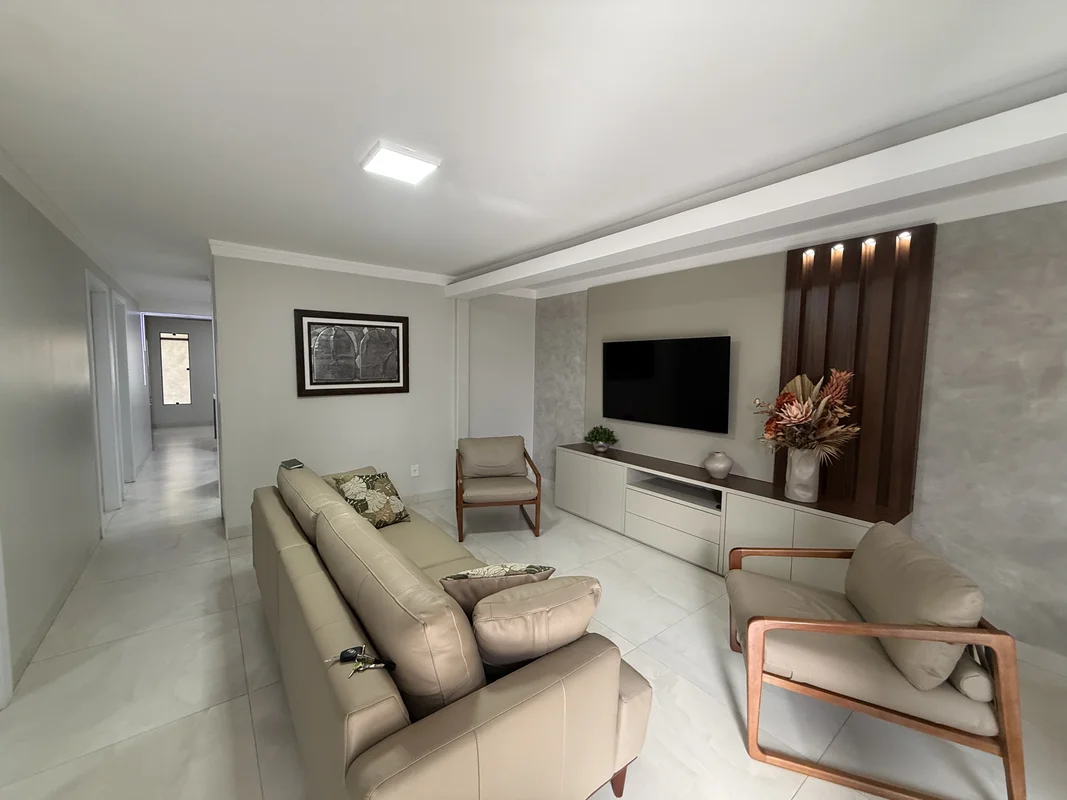 Descubra a casa perfeita para sua família na QND 55, Taguatinga Norte, DF. Com 2...